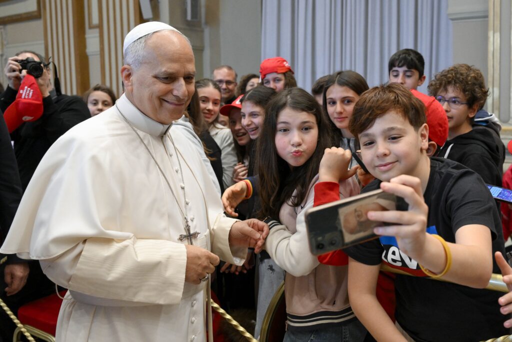 El Papa León XIV posa para una "selfie" mientras se reúne, el 16 de mayo de 2026, con jóvenes católicos de la Arquidiócesis italiana de Génova en el Vaticano, quienes se preparan para recibir el sacramento de la Confirmación. (Foto OSV News/Simone Risoluti, Vatican Media)