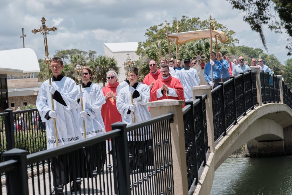 El obispo Erik T. Pohlmeier, de St. Augustine, Florida, lleva la custodia con el Santísimo Sacramento de camino a la Capilla Histórica, situada en los terrenos del Santuario de Nuestra Señora de La Leche, durante la inauguración de la Peregrinación Eucarística Nacional de 2026 en St. Augustine, el 24 de mayo. (Foto OSV News/George Martell)