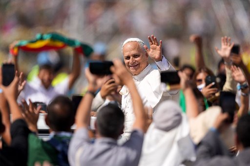 Personas toman fotos y videos con sus teléfonos celulares mientras el Papa León XIV saluda a la multitud desde el papamóvil al finalizar la Misa de clausura del Jubileo de los Jóvenes, celebrada el 3 de agosto de 2025 en el barrio romano de Tor Vergata. (Foto CNS/Lola Gomez)