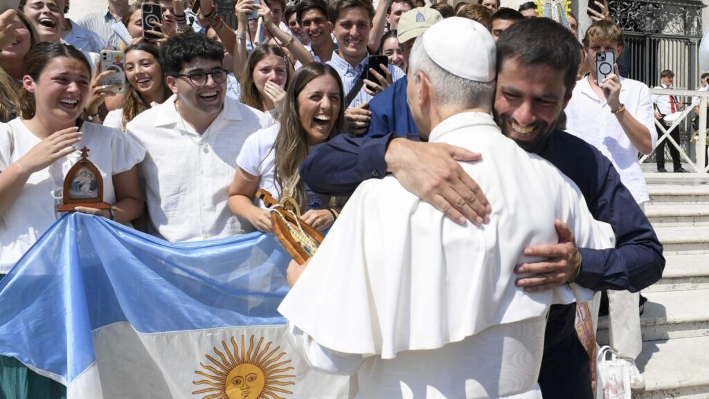 El Papa León XIV abraza a una peregrina argentina después de la audiencia general semanal del 6 de agosto de 2025 en la Plaza de San Pedro, en el Vaticano. Es probable que el Papa visite Argentina, Uruguay y Perú en un mismo viaje a fines de 2026. (Foto CNS/Vatican Media)