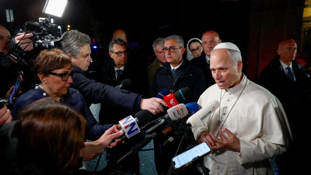 El Papa León XIV habla con los medios el 7 de abril de 2026 mientras deja la residencia papal de Castel Gandolfo para regresar al Vaticano. En declaraciones a periodistas el 26 de mayo, el pontífice renovó su llamado a brindar ayuda humanitaria a la población de Gaza y también habló sobre la inteligencia artificial y la guerra, retomando uno de los temas de su primera encíclica, Magnifica Humanitas, publicada un día antes. (OSV News photo/Guglielmo Mangiapane, Reuters)