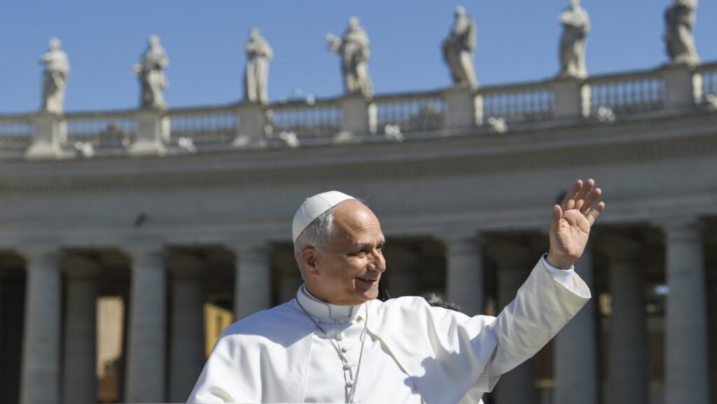 El Papa León XIV saluda a visitantes y peregrinos desde el papamóvil mientras recorre la Plaza de San Pedro en el Vaticano antes de su audiencia general semanal, el 27 de mayo de 2026. (Foto CNS/Vatican Media)
