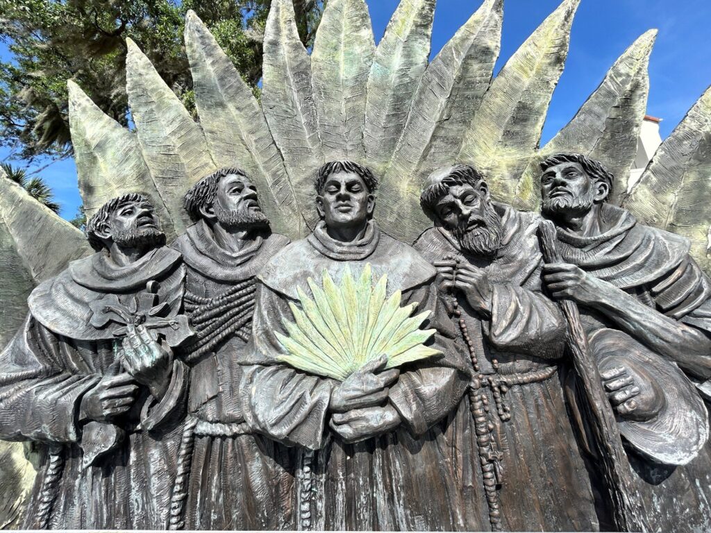 Un monumento a Pedro de Corpa y Compañeros, también conocidos como los Mártires de Georgia, se alza frente a la iglesia Nativity of Our Lady en Darien, Georgia, el 26 de mayo de 2026. La obra, realizada por el escultor Timothy Schmalz, fue bendecida en 2021. (OSV News photo/Gretchen R. Crowe)