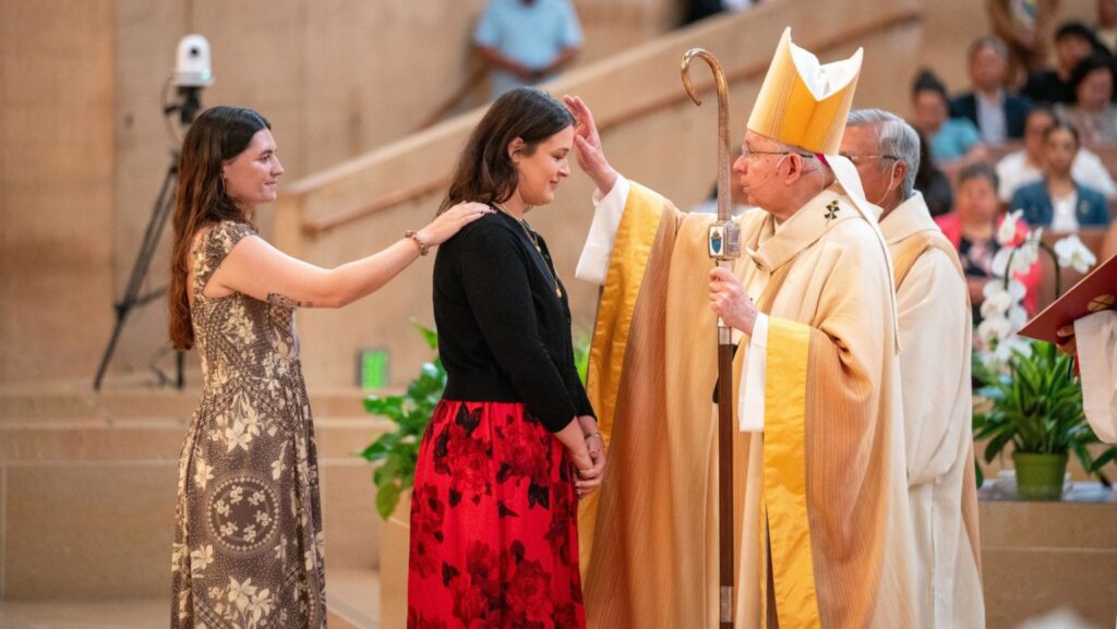 El arzobispo José H. Gomez confirma a un joven católico de Los Ángeles durante una misa en la solemnidad de la Ascensión, el 17 de mayo, en la Catedral de Nuestra Señora de los Ángeles, en Los Ángeles. (John Rueda)