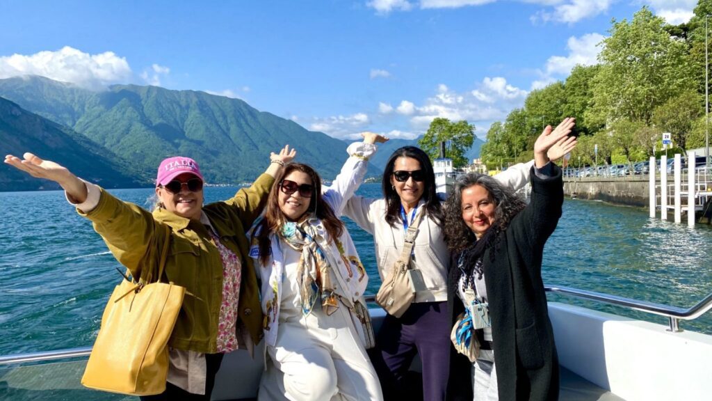 De izquierda a derecha: Patricia Soto, María Lafarga, Martha Torres y Gladys Heraldez en el lago de Como durante su viaje por Italia en mayo de 2025, que coincidió con el cónclave que eligió al Papa León XIV. (Maria Lafarga)