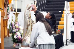 Students at Bishop Montgomery High School in Torrance crown their Virgin Mary statue during a May crowning ceremony at the school. (Bishop Montgomery High School)