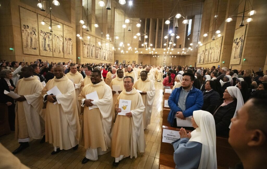 Sacerdotes de Los Ángeles entran en procesión a la Catedral de Nuestra Señora de los Ángeles durante la Misa Crismal en 2024. (Victor Alemán)