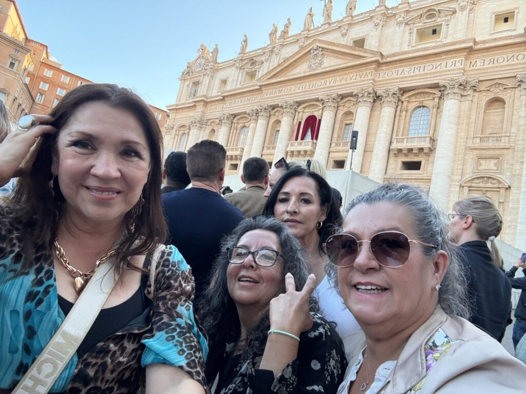 Las cuatro amigas se toman una selfie en la Plaza de San Pedro minutos antes de que el Papa León XIV saludara al mundo por primera vez. (Maria Lafarga)