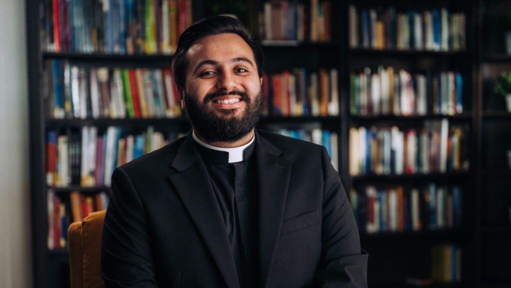 David Zamora, uno de los nuevos sacerdotes que será ordenado el 30 de mayo, participa en una entrevista en video el 20 de abril. (Isabel Cacho)