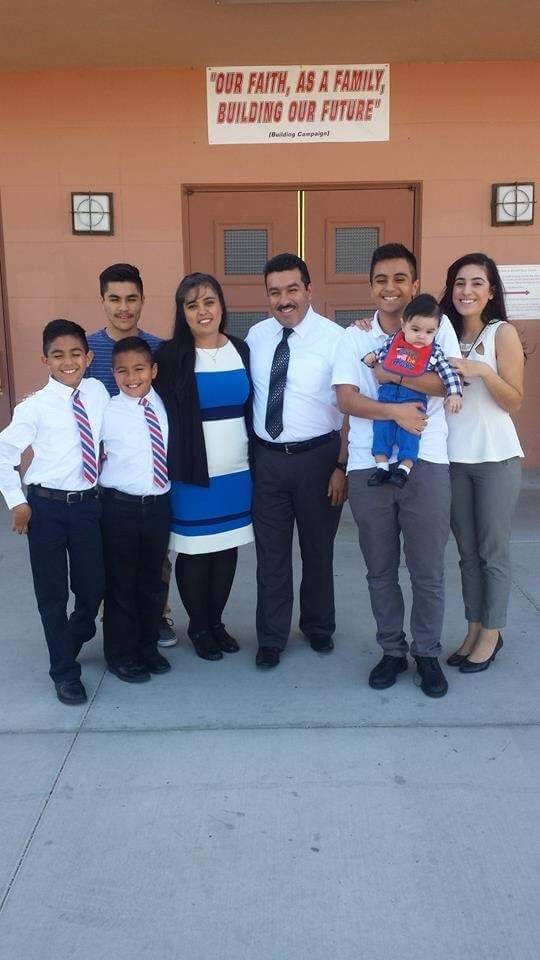David Zamora posa junto a su familia después de una Misa en la Iglesia del Sagrado Corazón en 2016, mientras sostiene en brazos a su hermano menor. (Foto cedida)
