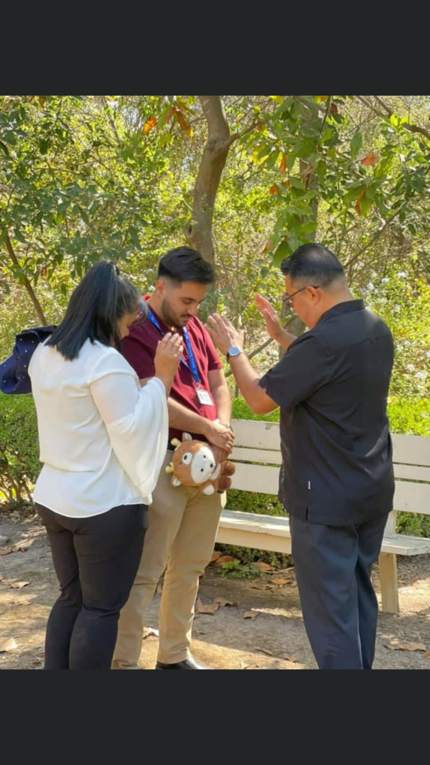 Los padres de David Zamora le dan una bendición después de dejarlo en el Seminario San Juan en 2021. (Foto cedida)