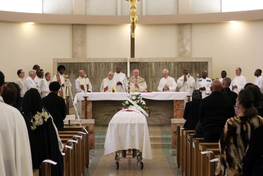 El arzobispo José H. Gómez celebró el funeral de Anderson F. Shaw el 24 de abril en la iglesia St. Bernadette, en Baldwin Hills. Más de una docena de sacerdotes concelebraron la Eucaristía. (Pablo Kay)