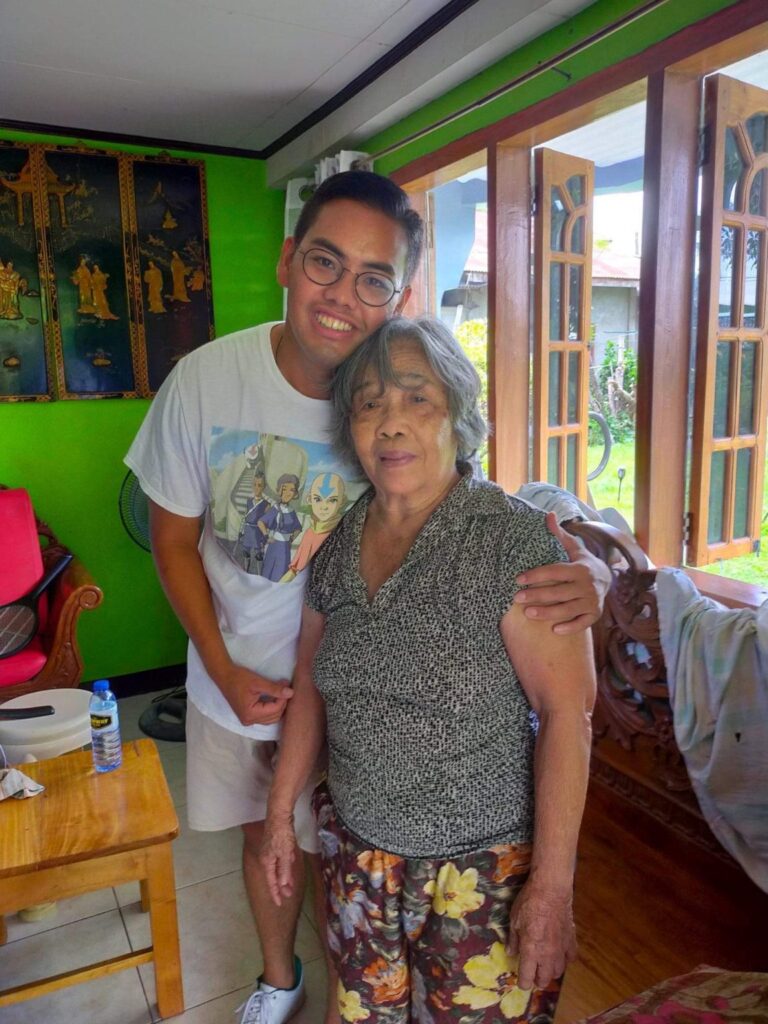 Jerick Alenton posa en 2022 junto a su abuela en Filipinas, quien ayudó a criarlo. Ella falleció en 2023. (Foto cedida)
