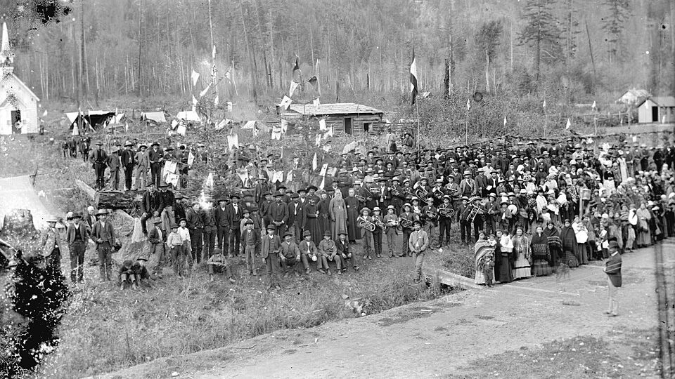 El obispo Pierre-Paul Durieu, el padre Jean-Marie-Raphael Le Jeune y el reverendo J.M. Fayard junto a un gran grupo de indígenas frente a una iglesia católica en North Bend, Columbia Británica, hacia 1890. (Wikimedia Commons)
