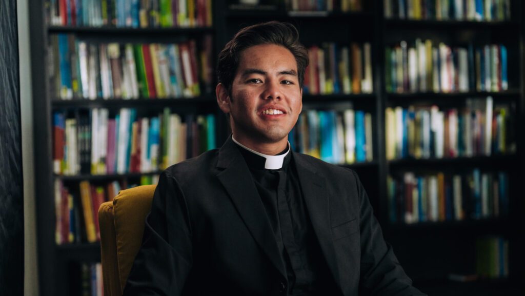 Jerick Alenton, uno de los nuevos sacerdotes que será ordenado el 30 de mayo, participa en una entrevista en video el 20 de abril. (Isabel Cacho)