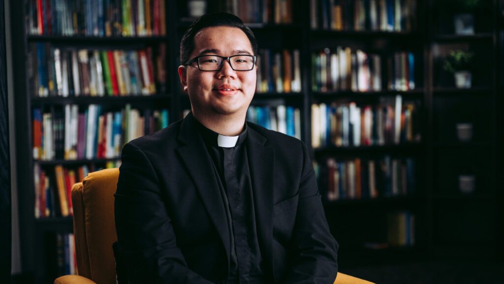 Shengda (Martin) Zhu, uno de los nuevos sacerdotes que será ordenado el 30 de mayo, durante una entrevista en video el 20 de abril. (Isabel Cacho)