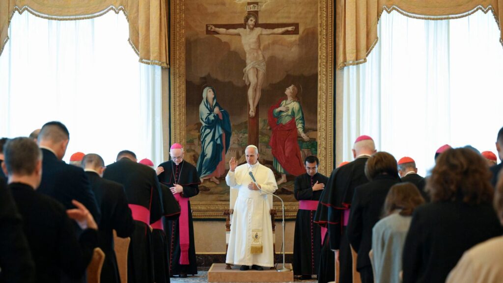 El Papa León XIV reza junto a miembros de la Sección para las Cuestiones Fundamentales de la Evangelización en el Mundo del Dicasterio para la Evangelización, el 28 de mayo de 2026 en el Vaticano. (Vatican Media via EWTN)