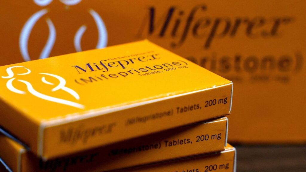 Cajas de mifepristona bajo la marca Mifeprex se observan el 9 de abril de 2024 en la clínica Alamo Women’s Clinic, en Carbondale, Illinois. Un tribunal de apelaciones, el 1 de mayo de 2026, bloqueó temporalmente una política federal que permitía que la mifepristona, a veces llamada la “píldora abortiva”, se distribuyera por correo. (Foto de OSV News/Evelyn Hockstein, vía Reuters)