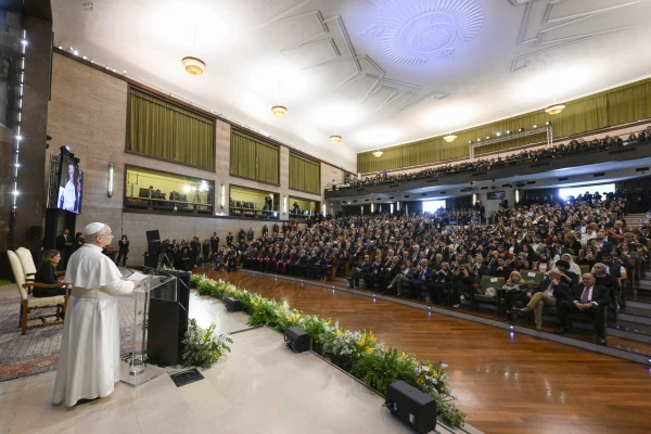 El Papa pronuncia su discurso en el Aula Magna de La Sapienza. Crédito: Vatican Media
