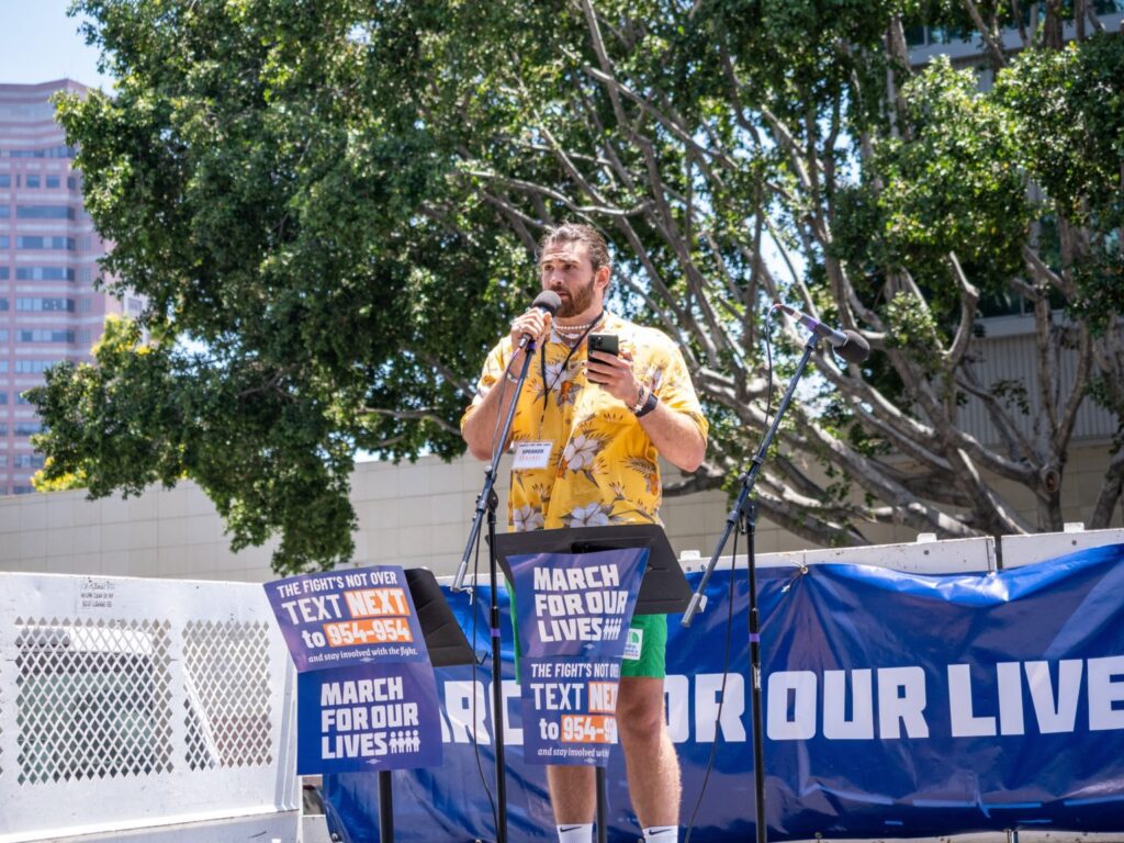Hasan Piker se dirige a la multitud durante la manifestación March For Our Lives de 2022 en Los Ángeles. (Shutterstock)
