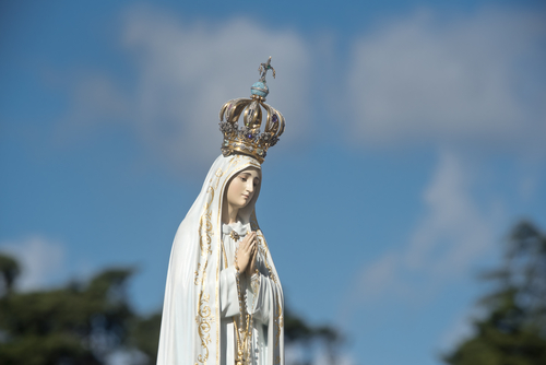Imagen de Nuestra Señora de Fátima en el Santuario de Nuestra Señora de Fátima, en Portugal. (Shutterstock)