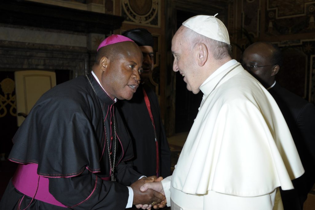 El obispo Peter Ebere Okpaleke, de Ekwulobia, Nigeria, saluda al papa Francisco durante un encuentro con obispos nigerianos en el Vaticano el 28 de abril de 2018. (Foto CNS/Vatican Media)