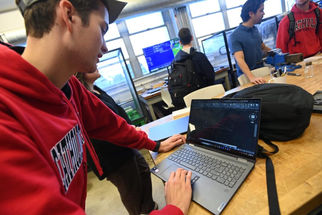 En esta fotografía de archivo de 2024, estudiantes de ingeniería de The Catholic University of America, en Washington, participan en actividades académicas. La universidad ha puesto en marcha nuevos programas de licenciatura y maestría en inteligencia artificial. (OSV News/Patrick Ryan, The Catholic University of America)