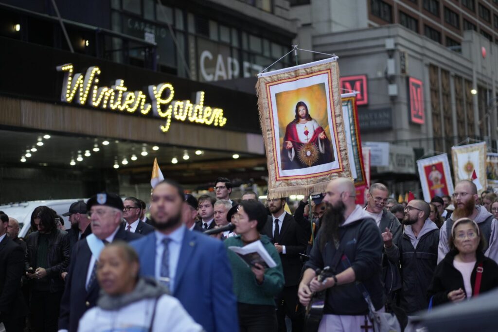 Un estandarte con la imagen del Sagrado Corazón de Jesús durante una procesión eucarística por el sector de Midtown Manhattan, en la ciudad de Nueva York, el 14 de octubre de 2025. (OSV News/Gregory A. Shemitz)