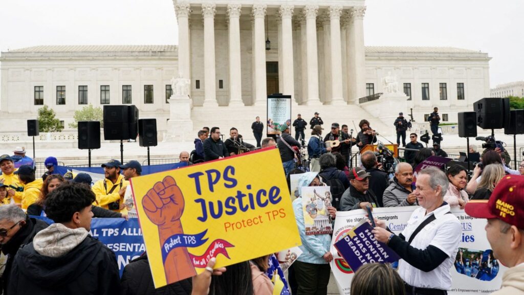Activistas por los derechos de los inmigrantes y manifestantes participan en una concentración frente a la Corte Suprema de Estados Unidos, en Washington, el 29 de abril de 2026, mientras los jueces escuchan los argumentos sobre si la administración del presidente estadounidense Donald Trump puede poner fin al Estatus de Protección Temporal (TPS) para ciudadanos sirios y haitianos. (Foto OSV News/Nathan Howard, Reuters).