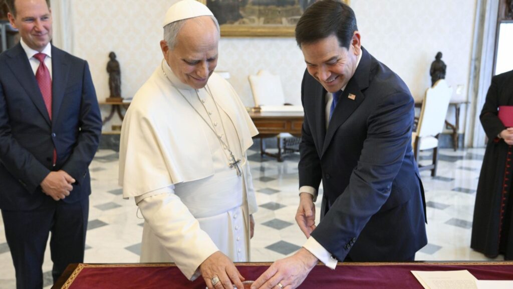 El Papa León XIV y el secretario de Estado de Estados Unidos, Marco Rubio, intercambian regalos durante una audiencia privada en el Vaticano el 7 de mayo. (OSV News/Matteo Pernaselci, Vatican Media)