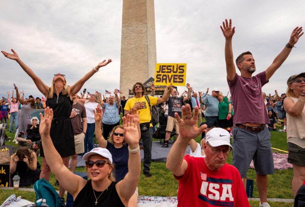 Un grupo de personas participan en un servicio de oración cerca del Monumento a Washington antes del evento “Rededicate 250: Jubileo Nacional de Oración, Alabanza y Acción de Gracias”, celebrado el 16 de mayo en el National Mall para conmemorar el 250.º aniversario de Estados Unidos. (Foto de OSV News/Seth Herald, Reuters)