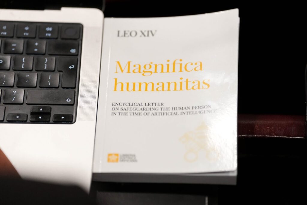 Un ejemplar de la primera encíclica del papa León XIV, Magnifica Humanitas: Sobre la protección de la persona humana en tiempos de inteligencia artificial, durante la presentación del documento en el Vaticano el 25 de mayo. (CNS/Lola Gómez)