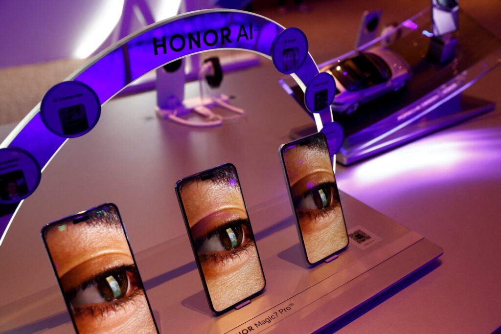 La empresa tecnológica china Honor presenta su tecnología contra los “deepfakes” antes del Mobile World Congress en Barcelona, España, el 2 de marzo de 2025. (OSV News/Bruna Casas, Reuters)