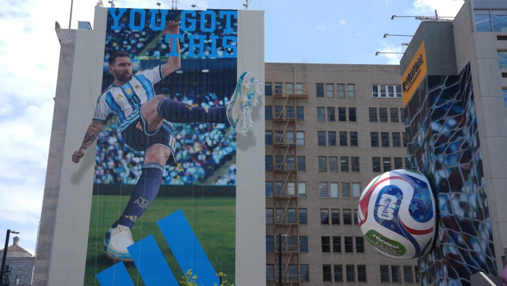Un anuncio de Adidas protagonizado por Lionel Messi para la Copa Mundial de la FIFA 2026 se exhibe en el hotel E-Central de Los Ángeles el 28 de mayo de 2026, de cara a los partidos que se disputarán entre el 11 de junio y el 19 de julio. (Foto OSV News/Kirby Lee-Imagn Images vía Reuters).