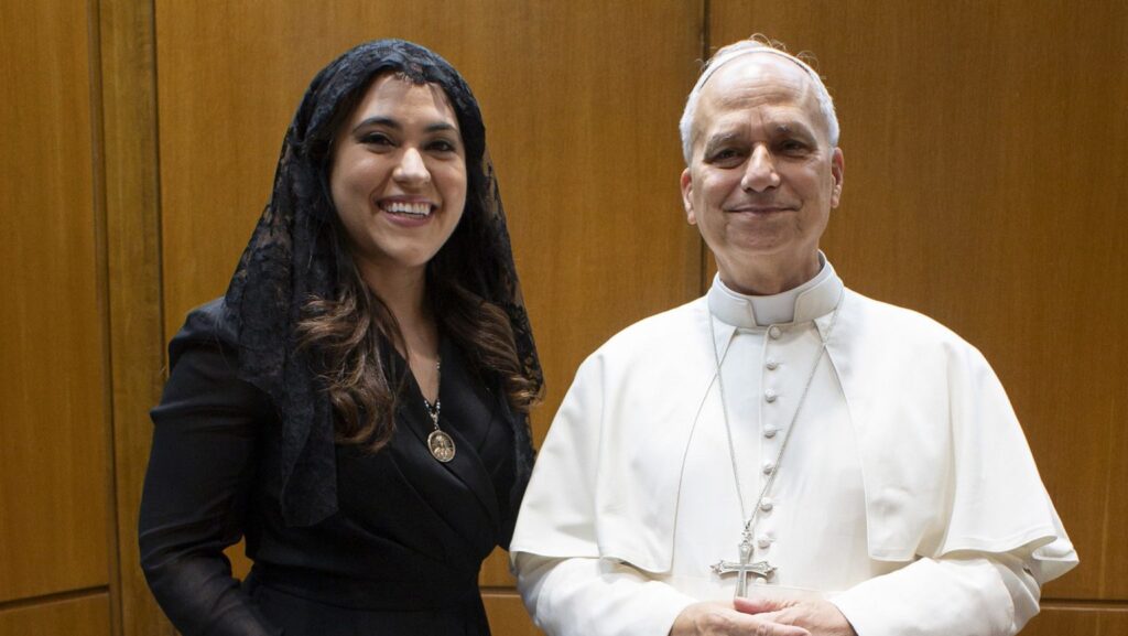 El papa León XIV posa con Montse Alvarado, presidenta y directora de operaciones de EWTN News, durante un encuentro privado en el Vaticano el 5 de septiembre de 2025. El papa nombró a Alvarado prefecta del Dicasterio para la Comunicación del Vaticano el 2 de junio de 2026. (Foto OSV News/Vatican Media/Catholic Press Photo)