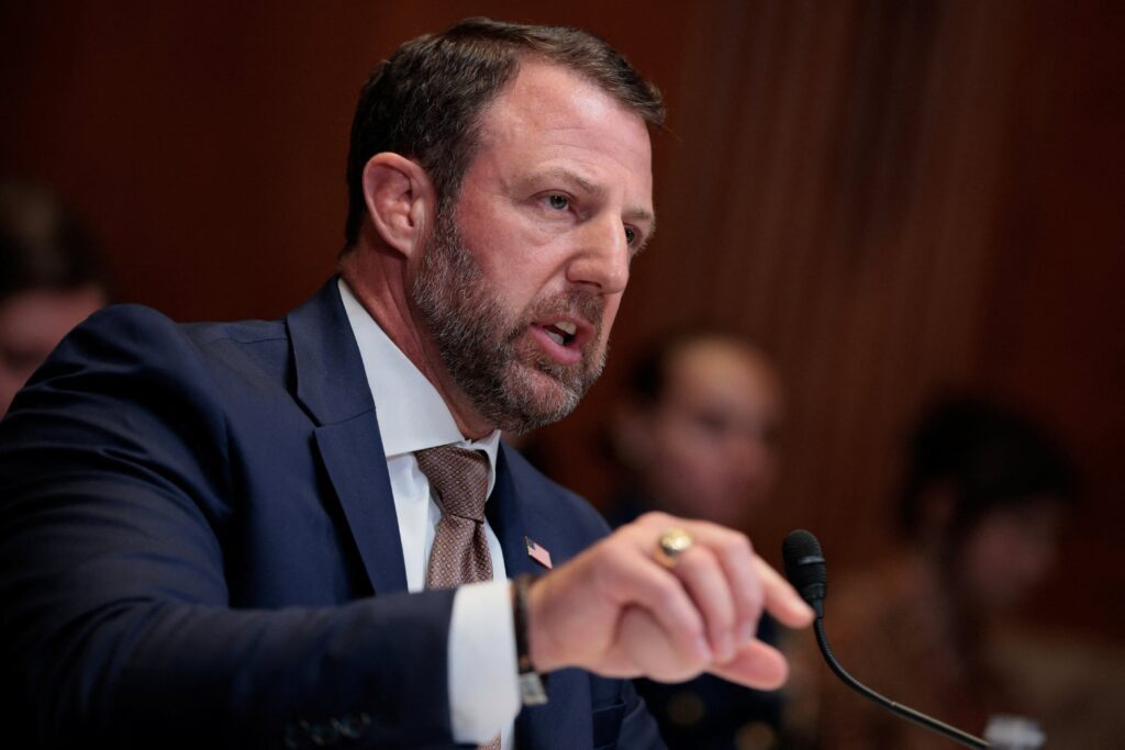 El secretario de Seguridad Nacional de Estados Unidos, Markwayne Mullin, testifica durante una audiencia de la Subcomisión de Asignaciones para Seguridad Nacional del Senado en el Capitolio, en Washington, el 2 de junio de 2026. Mullin compareció ante el Congreso mientras la Conferencia de Obispos Católicos de Estados Unidos publicó una carta el 1 de junio dirigida a los principales senadores del Comité de Asignaciones, instando a adoptar reformas clave para proteger la dignidad de los migrantes. (Foto OSV News/Evan Vucci, Reuters)