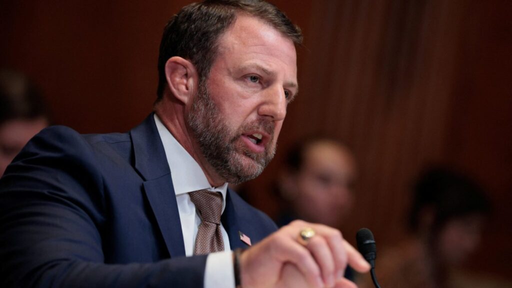 El secretario de Seguridad Nacional de Estados Unidos, Markwayne Mullin, testifica ante una audiencia del Subcomité de Seguridad Nacional del Comité de Asignaciones del Senado, en el Capitolio, en Washington, el 2 de junio de 2026. Mullin compareció ante el Congreso mientras la Conferencia de Obispos Católicos de Estados Unidos emitía una carta, el 1 de junio, dirigida a los principales senadores del Comité de Asignaciones, en la que instaba a impulsar reformas clave para proteger la dignidad de los migrantes. (Foto OSV News/Evan Vucci, Reuters).