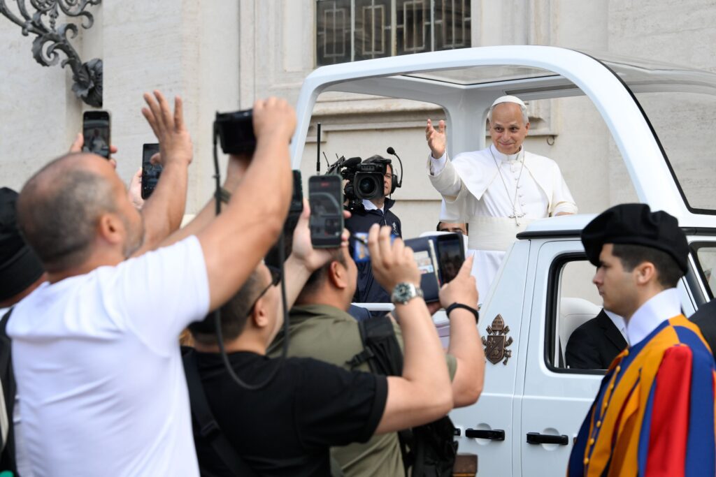 El papa León XIV saluda a visitantes y peregrinos desde el papamóvil mientras recorre la Plaza de San Pedro, en el Vaticano, antes de su audiencia general semanal del 3 de junio de 2026. (Foto CNS/Vatican Media).