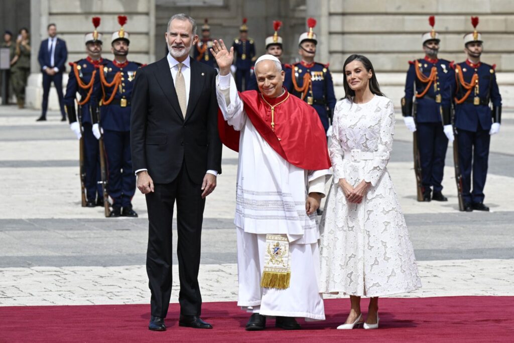 El papa León XIV saluda junto a los reyes de España, Felipe VI y Letizia, durante la ceremonia de bienvenida en el Palacio Real de Madrid el 6 de junio de 2026. (OSV News/Elisabetta Trevisan, Vatican Media)