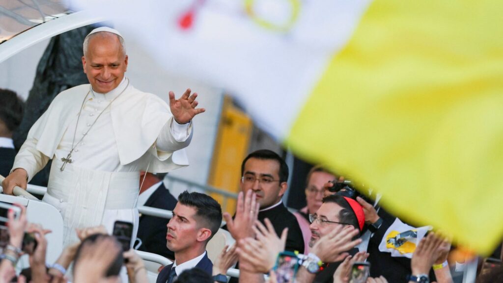 El papa León XIV saluda a los fieles desde el papamóvil antes de una vigilia de oración en la Plaza de Lima de Madrid, el 6 de junio de 2026, durante su viaje apostólico a España. (Foto OSV News/Mohammad Salem, Reuters)