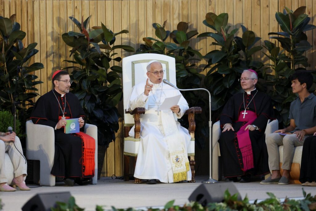 El papa León XIV preside una vigilia de oración en la Plaza de Lima de Madrid el 6 de junio de 2026, durante su viaje apostólico a España. (Foto OSV News/Mohammad Salem, Reuters)