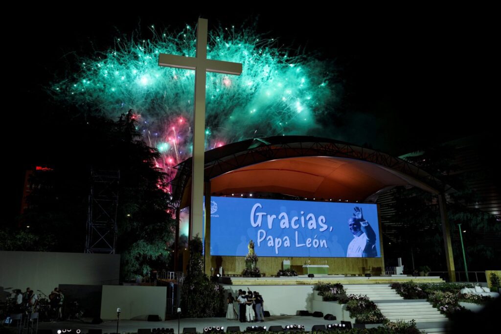 Fuegos artificiales iluminan el cielo al término de la vigilia de oración presidida por el papa León XIV en la Plaza de Lima de Madrid el 6 de junio de 2026, durante su viaje apostólico a España. (Foto OSV News/Mohammed Salem, Reuters)