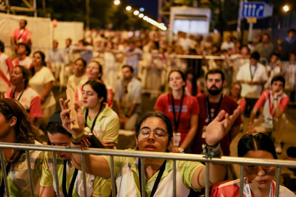 Un joven participa en la vigilia de oración presidida por el papa León XIV en la Plaza de Lima de Madrid, el 6 de junio de 2026, durante su viaje apostólico a España. (Foto OSV News/Mohammed Salem, Reuters)