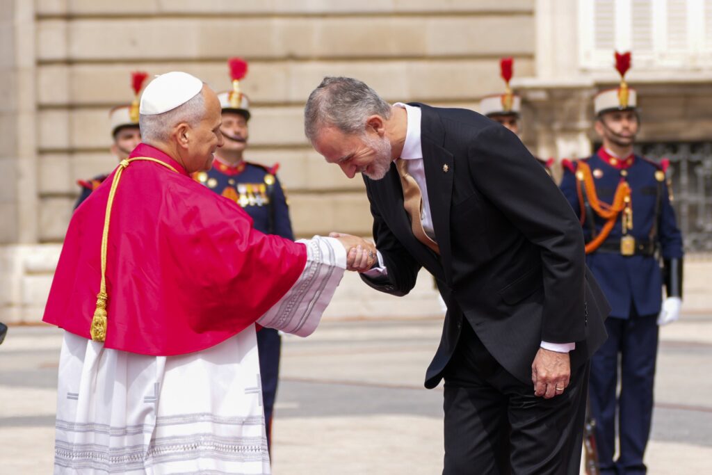 El rey Felipe VI de España hace una reverencia mientras estrecha la mano del papa León XIV durante la ceremonia de bienvenida en el Aeropuerto Internacional Adolfo Suárez Madrid-Barajas, el 6 de junio de 2026. (Foto CNS/Lola Gomez)