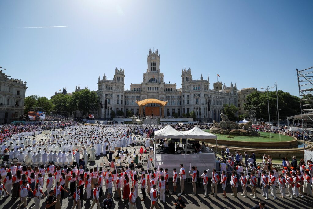 Los fieles participan en la Misa celebrada por el Papa León XIV en la Plaza de Cibeles de Madrid el 7 de junio de 2026, durante su viaje apostólico a España. (Foto OSV News/Violeta Santos Moura, Reuters)