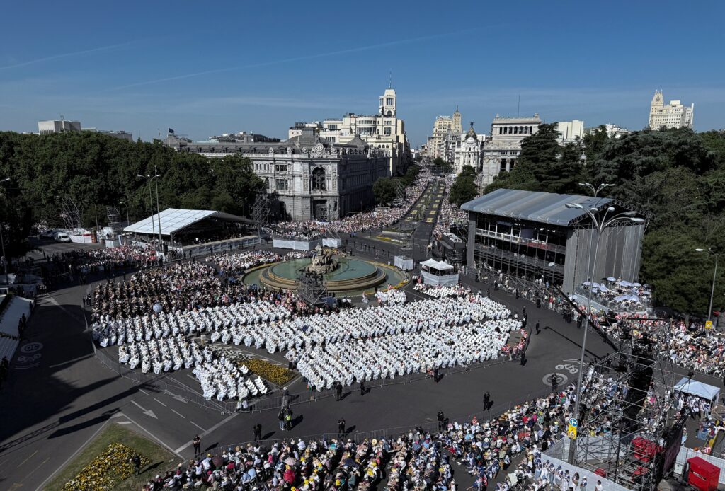 Los fieles asisten a la Misa celebrada por el Papa León XIV en la plaza de Cibeles de Madrid el 7 de junio de 2026, durante su viaje apostólico a España. (Foto OSV News/Mohammed Salem, Reuters)