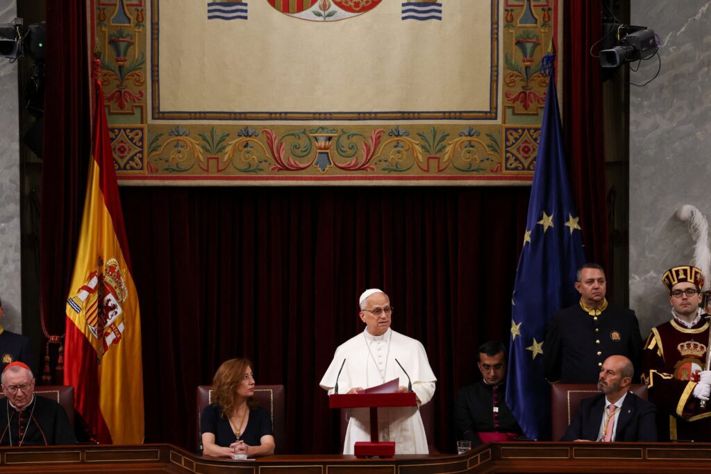 El Papa León XIV habla en el Parlamento español, en Madrid, durante su viaje apostólico a España, el 8 de junio de 2026. (Foto OSV News/Yara Nardi, Reuters)