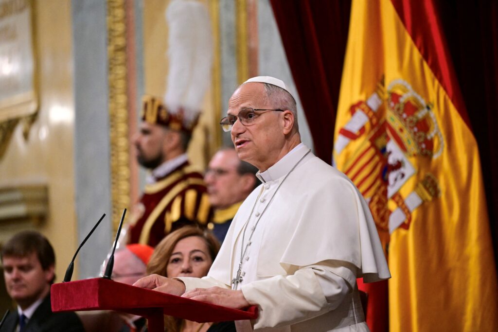 El Papa León XIV se dirige a una sesión conjunta del Parlamento español en el Congreso de los Diputados, en Madrid, el 8 de junio de 2026, durante su viaje apostólico a España. (Foto OSV News/Stefano Rellandini, pool vía Reuters)