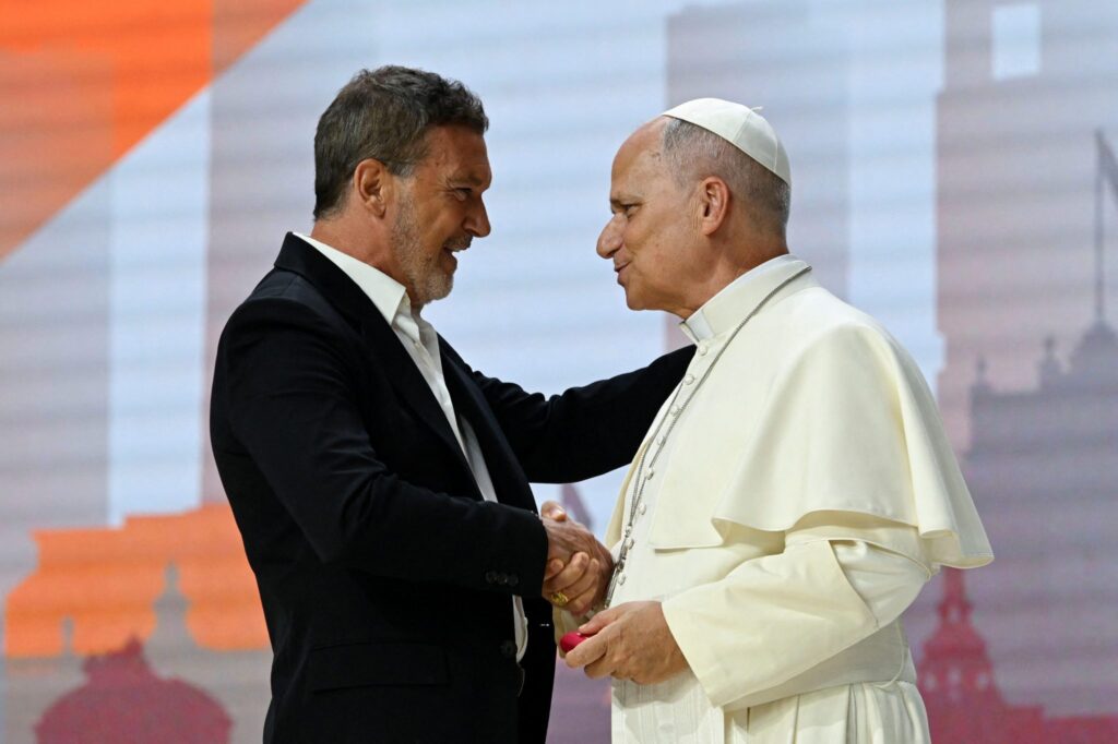 El Papa León XIV saluda al actor español Antonio Banderas durante el encuentro “Tejiendo redes con el mundo de la cultura, el arte, la economía y el deporte”, celebrado en el Movistar Arena de Madrid el 7 de junio de 2026, en el marco de su viaje apostólico a España, del 6 al 12 de junio. (Foto OSV News/Elisabetta Trevisan, Vatican Media)