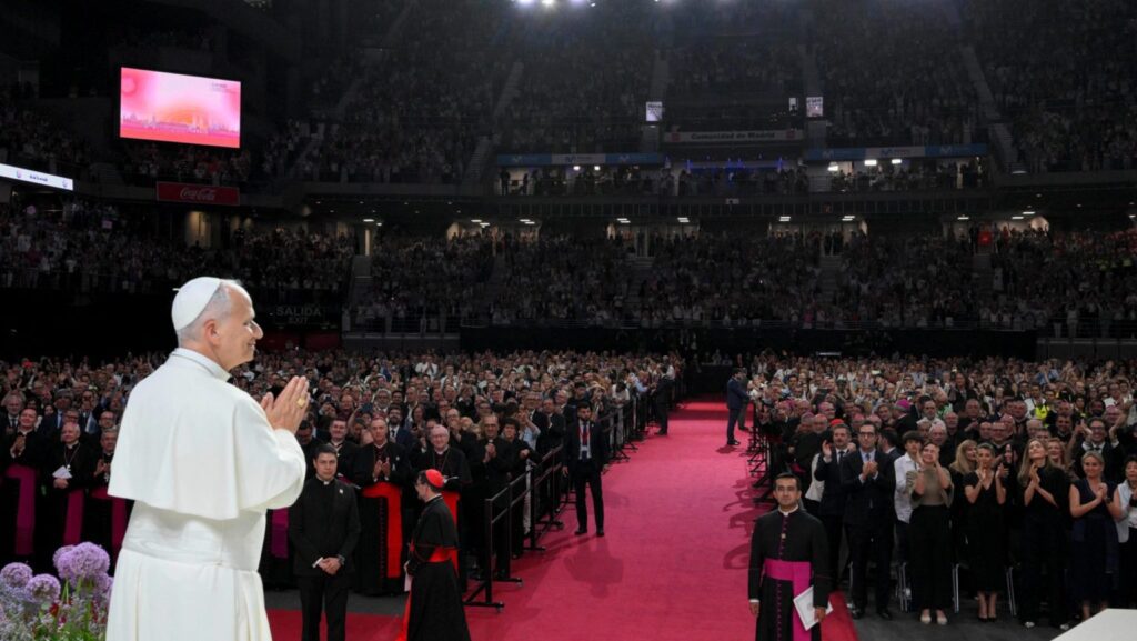 El Papa León XIV saluda durante el encuentro “Tejiendo redes con el mundo de la cultura, el arte, la economía y el deporte”, celebrado en el Movistar Arena de Madrid el 7 de junio de 2026, en el marco de su viaje apostólico a España, del 6 al 12 de junio. (Foto OSV News/Elisabetta Trevisan, Vatican Media)